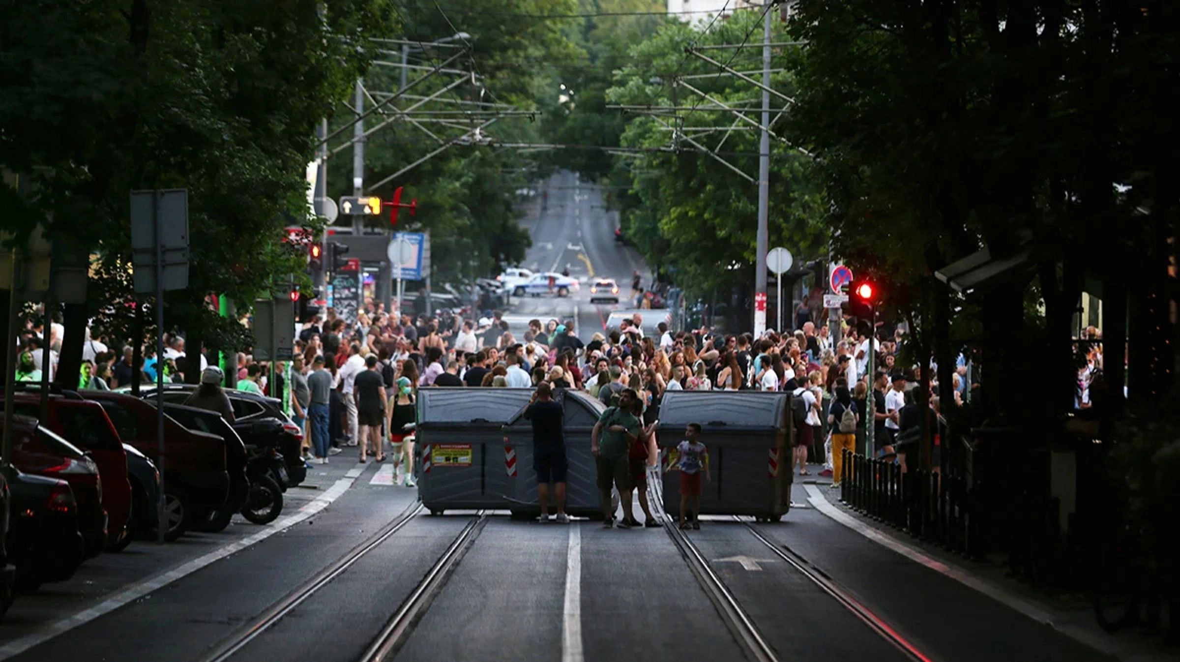 Protesters erect barricades on the roads  Andrej Cukic / EPA
