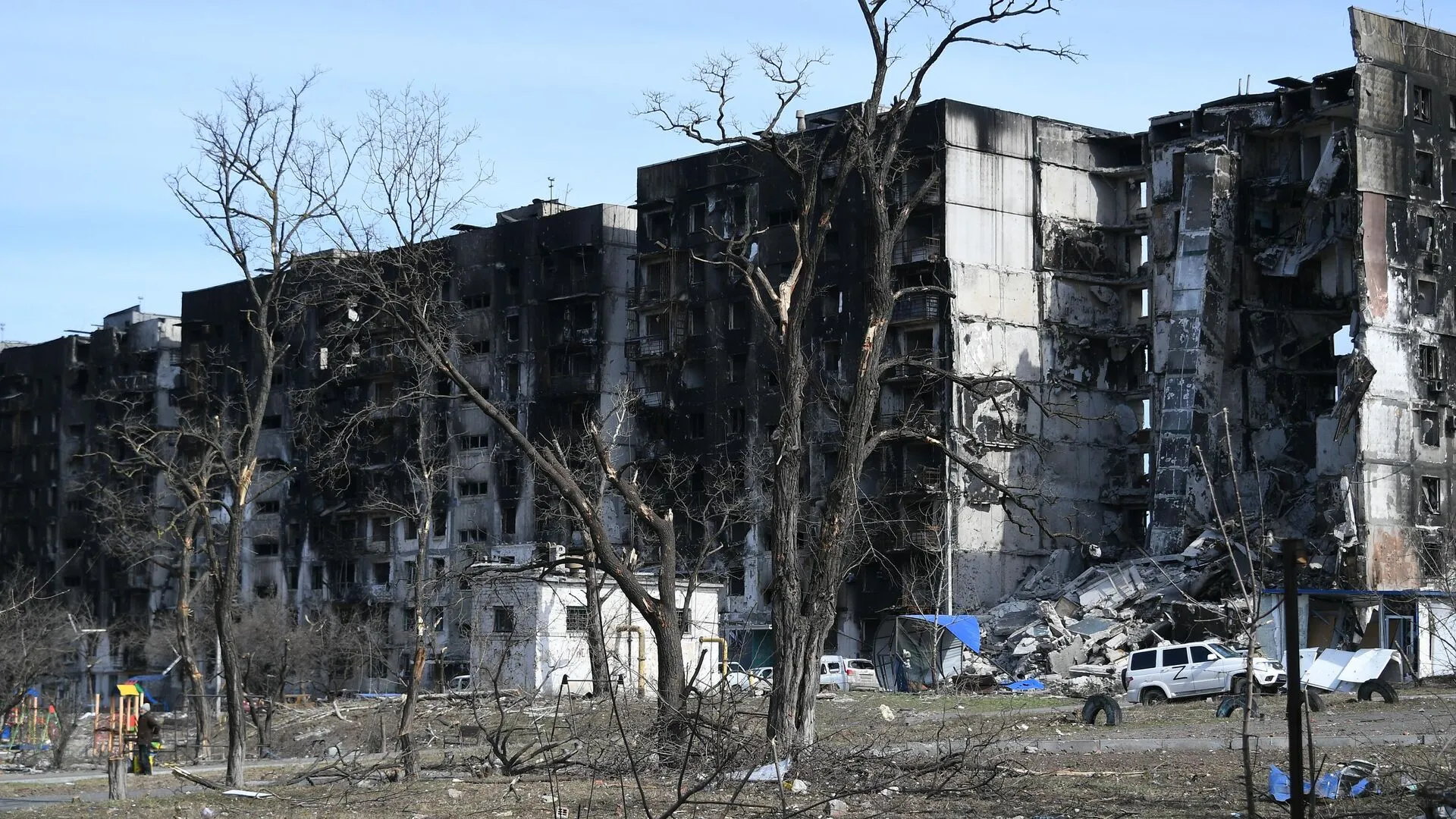 Putin bestows title “City of Military Glory” upon Mariupol, which Russia nearly razed to the ground