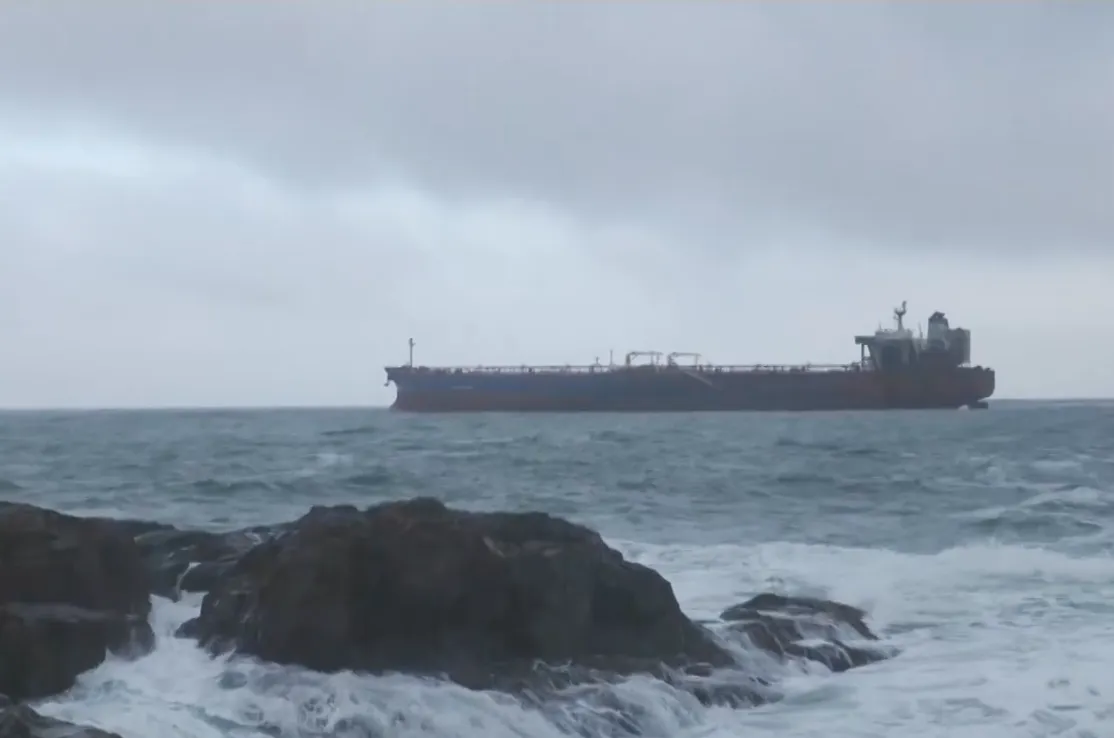 Drone-damaged “shadow fleet” tanker runs aground off Bulgaria, rescue operation underway